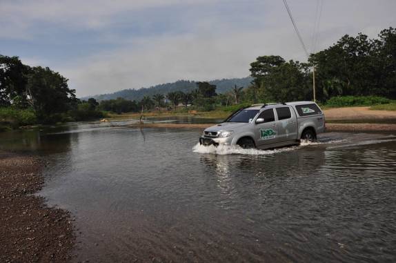 Cruzando rio no caminho para Bahía Drake, na Península de Osa, no sul da Costa Rica
